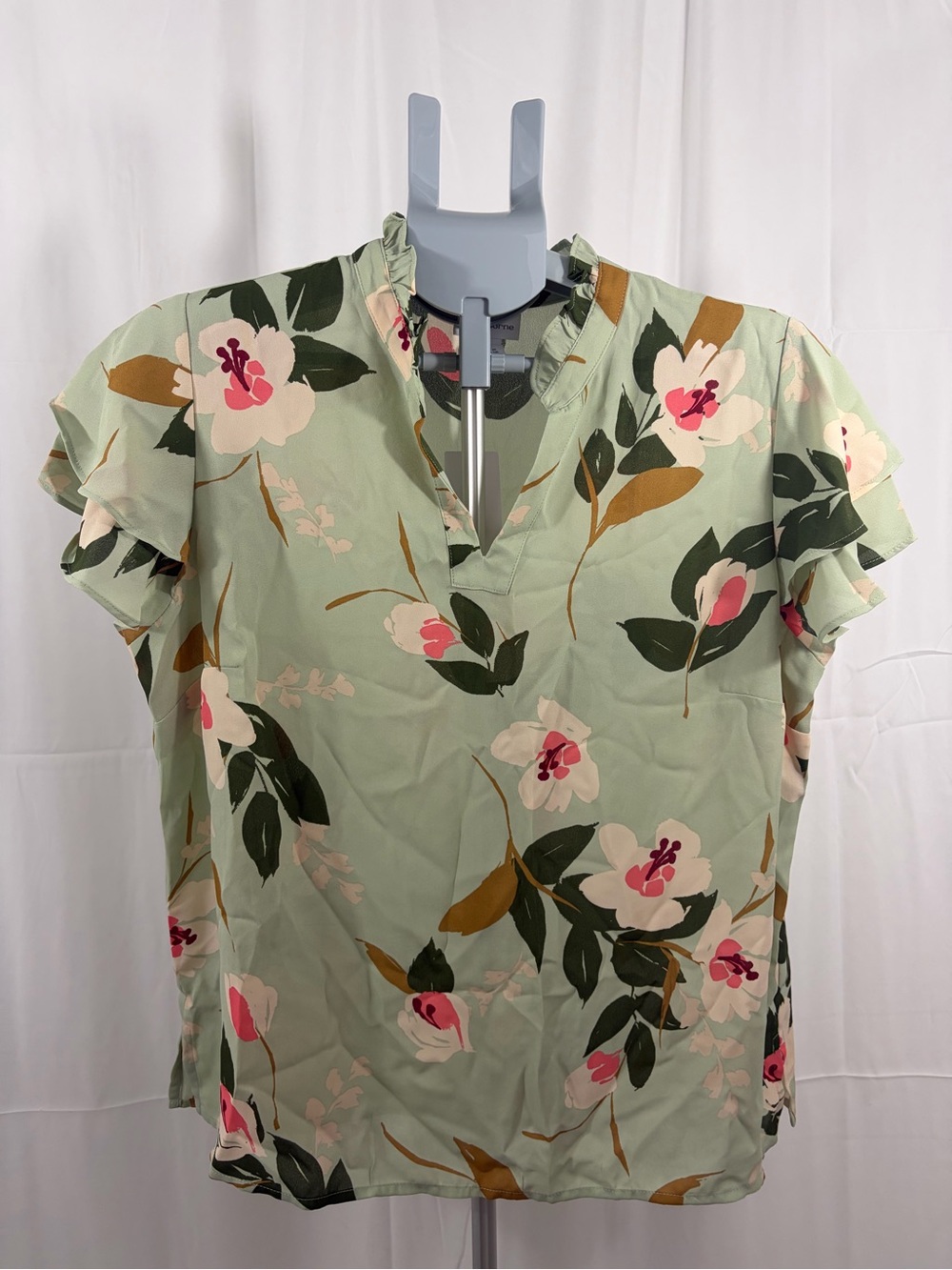NWT Liz Claiborne Women’s Size LT Floral Green Floral V-Neck Blouse